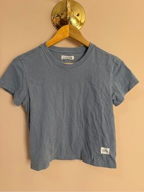 100% organic Cotton
Fair Harbor Short Sleeve Tee in Dusty Blue